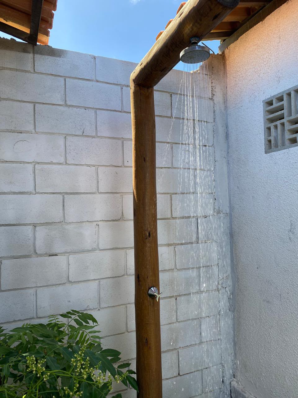 Chuveirão externo da pousada