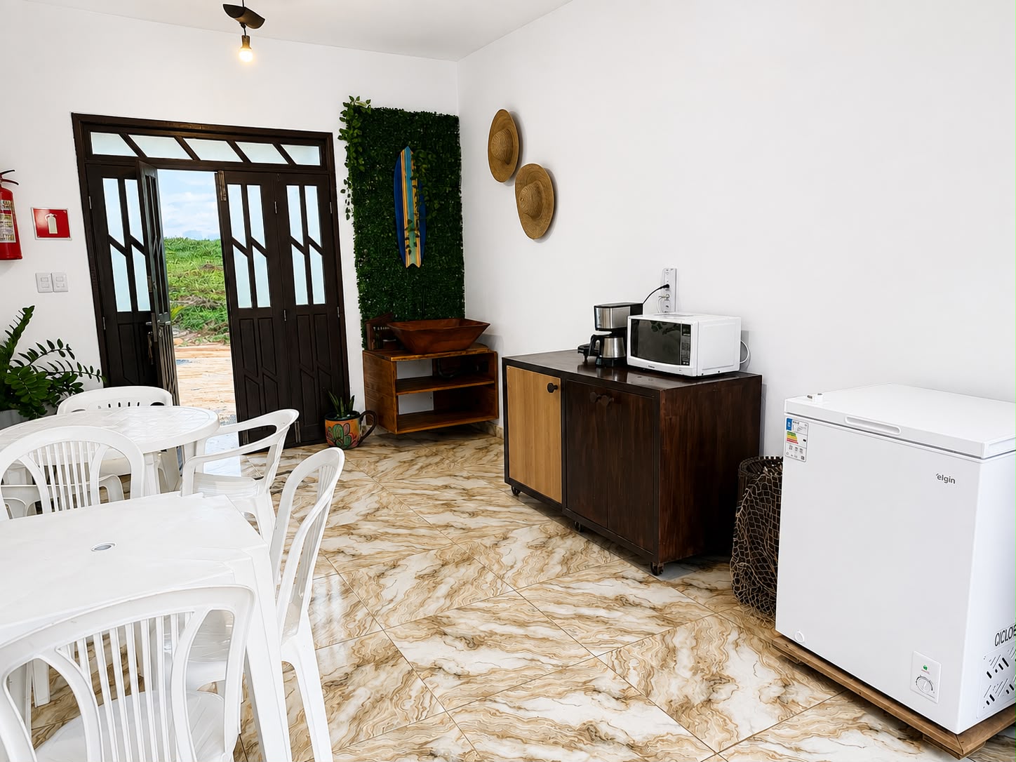 Copa com mesas, cafeteira e freezer