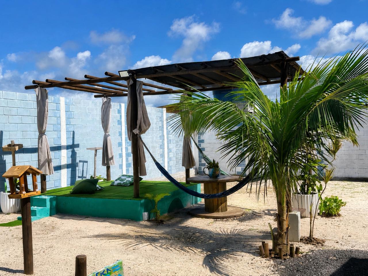 Deck com pergola, redes e área de descanso