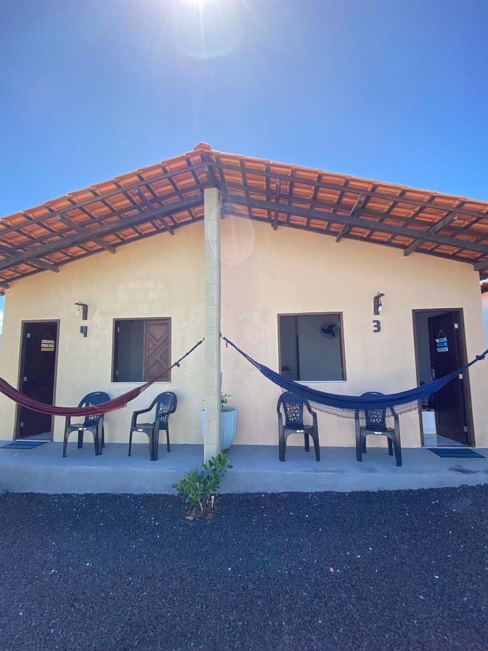Fachada da pousada com redes