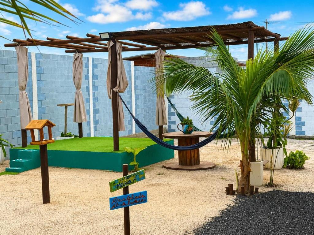 Jardim com redes e área de descanso
