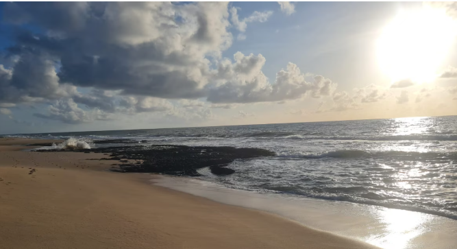 Praia ao nascer do sol