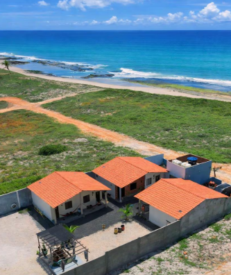 Vista aérea da pousada em frente ao mar